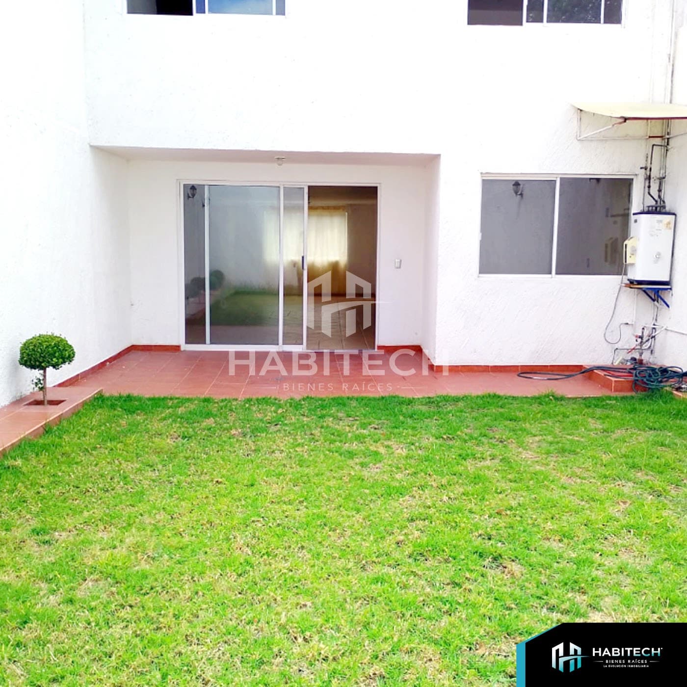 Casa de 3 niveles con jardín y roof garden en Chimilli